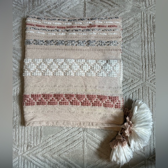Decorative knitted throw blanket - Picture 1 of 6
